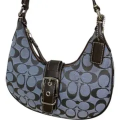 超美品✨️COACH シグネチャー 三日月型 チャーム付き ショルダーバッグ