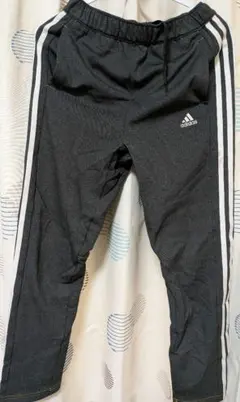 adidas ストライプ入り黒ジャージ J150