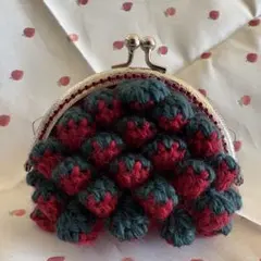 ハンドメイドちょっと大きな大人カラー　いちごいっぱいがま口ポーチ　イヤホンケース