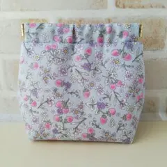 ハンドメイド♡バネ口ポーチ　水色いちご　マチあり