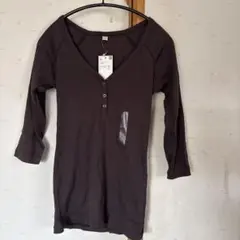 ユニクロ　ダークブラウン ヘンリーネックTシャツ　七分