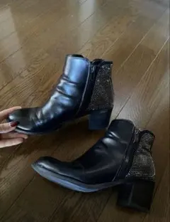 スタッズ付き黒レザーブーツ