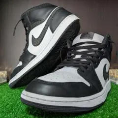 【超美品】★NIKE AIRJORDAN1 MID "Panda" ★人気カラーのサムネイル