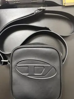 DIESEL ショルダーバッグ エンボスロゴ ブラック 斜め掛けのサムネイル