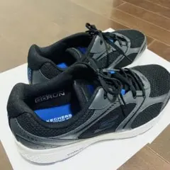 半額 新品同様 Skechers GoRun 26cm幅広タイプ スニーカーのサムネイル