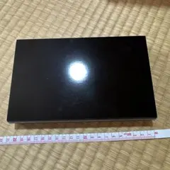 黒の光沢仕上げの木製台