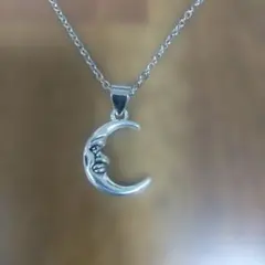 シルバー色 三日月ペンダント ネックレス
