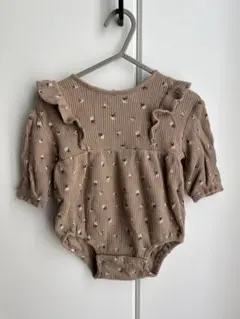 ベージュ フリル付きロンパース 70サイズ