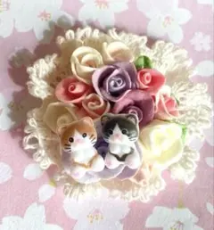 ハンドメイド猫ちゃん2匹と花のチャーム