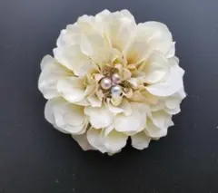 コサージュ　ベージュ色　虹色パール付き　記念行事　セレモニー
