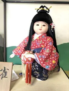 まりを持つ日本人形　雀