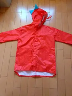 赤いベビーレインコート 青い角付き