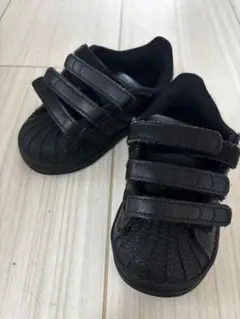 adidas ブラック ベビースニーカー