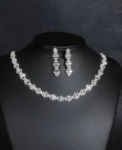 【ほぼ新品♪】クリスタル花モチーフネックレス＆ピアスセット