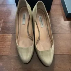 UNITED ARROWS ベージュ エナメルハイヒールパンプスのサムネイル