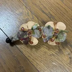花モチーフ ビーズ装飾 バナナクリップ ベージュ系