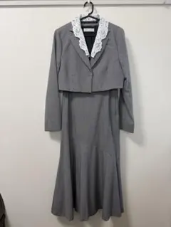 グレー レース付きジャケットとスカートセットアップ