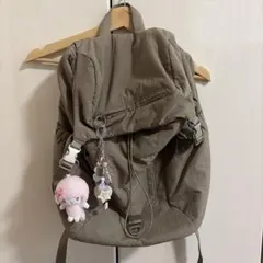 Zara カーキ色 フロントポケット付きリュックのサムネイル