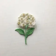 白いお花の刺繍ブローチ 手仕事アクセサリー ワッペン風 約6.5cm