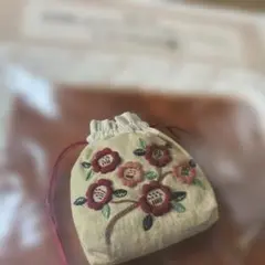 ツバキの巾着袋 毛糸刺繍