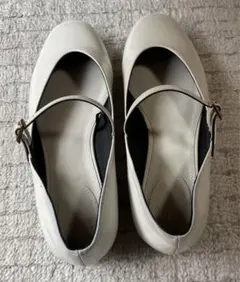 ZARA 白 パンプス ホワイト ストラップ付きバレエシューズ