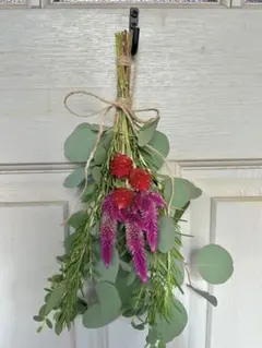 ユーカリ、ローズマリー、ケイトウ、千日紅ドライフラワーのスワッグ