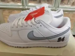 Supreme × Nike SB Dunk Low White