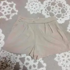 ベージュのタック入りショートパンツ  ZARA GAP