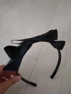 黒のリボン付きカチューシャ