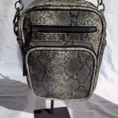AZULパイソン柄3Dポケットスクエア ショルダーバッグ グレー系