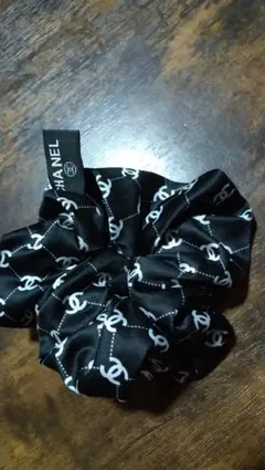 CHANEL ロゴ入り ブラックシュシュ