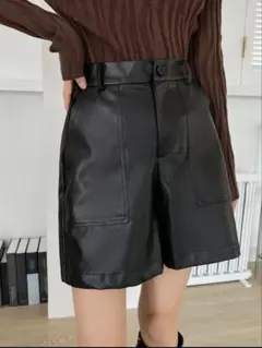 フェイクレザーブラックハーフパンツ