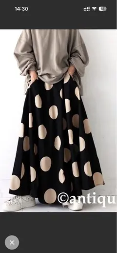 フレアスカート 黒とベージュのドット