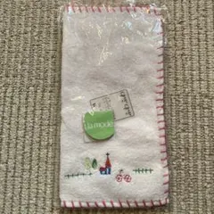 タオルハンカチ　白色　ピンクのステッチ　刺繍入り