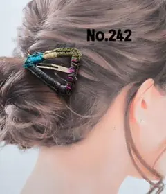 242 マルチカラーの三角パッチンピン