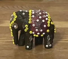 ビーズ装飾の木製象の置物