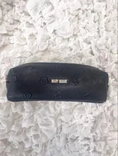 MARY QUANTシンプルエンボスデイジー スクエアペンケース 黒 ブラック