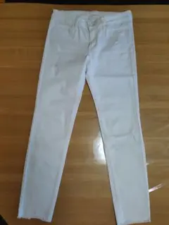 ユニクロ　ホワイト ダメージデニムパンツ