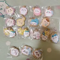 ちいかわ　クッキーチャームコット、ピンバッジセット