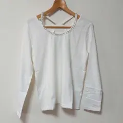 肩ストラップビーズ付きホワイト長袖トップス未使用 細見え着痩せストラップ白
