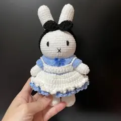 アリス風のお洋服を着た可愛いハンドメイドのうさぎちゃん