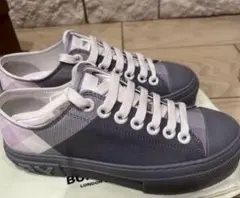 【新品タグ付き8万円】BURBERRY 定番チェックスニーカー　PALEGREYのサムネイル