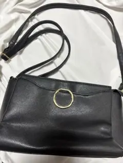 リング付き黒ショルダーバッグ