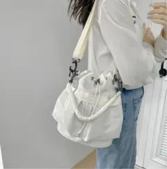 ショルダーバッグ　白　ホワイト　ナイロン　ハンドバッグ　巾着型
