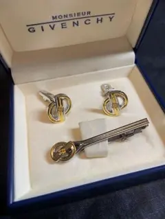 ジバンシー　カフリンクスとタイバーのセット