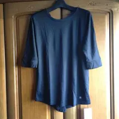 新品タグ付き　黒 五分袖 Tシャツ クロスデザイン