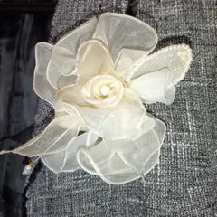 エレガントな花モチーフコサージュ