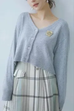 snidel カーディガン　ブローチ付 ショート　アイボリー