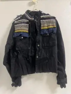 装飾付き黒ジャケット