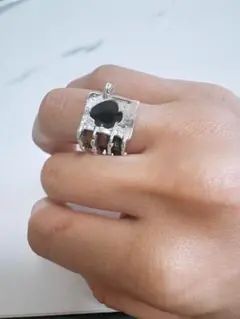 ユニークな骸骨手デザインリング